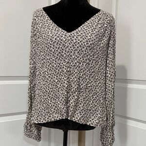 GAP Monochrome V-Neck Blouse